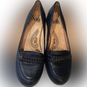 Soft women’s casual dress shoes, navy; 6.5 W